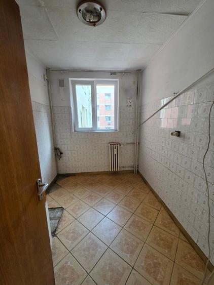 Apartament cu 4 camere semidecomandat în Titan