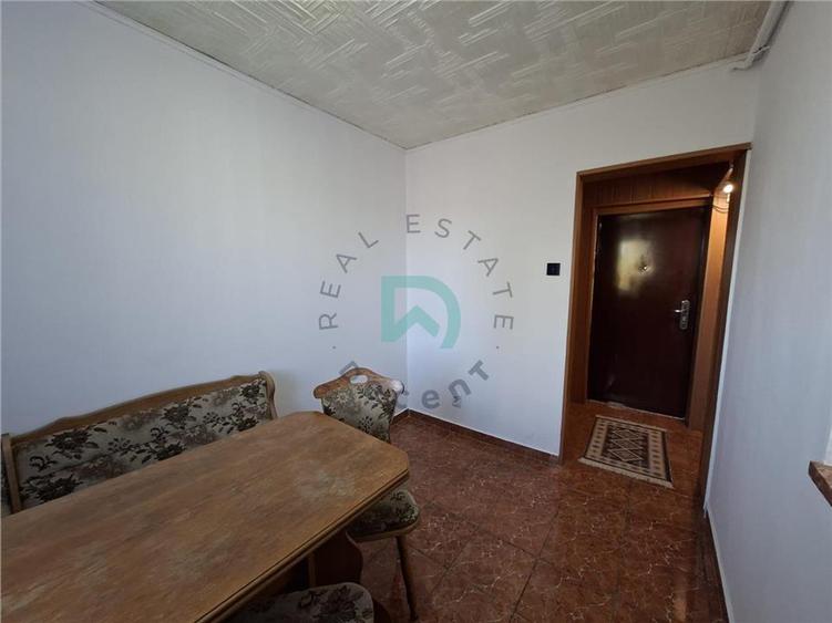 Apartament cu 3 camere semidecomandat în Florilor