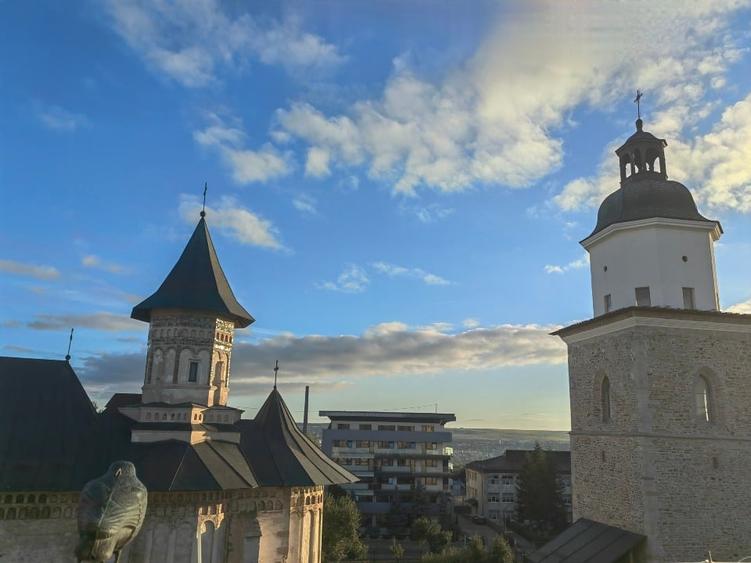 Apartament cu 4 camere decomandat, mobilat în Central