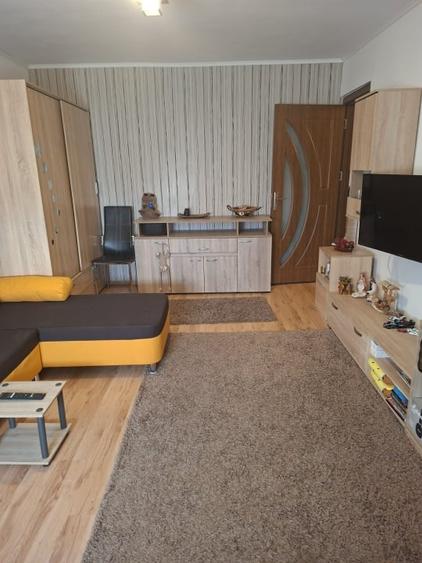 Apartament cu 3 camere decomandat, mobilat în Craiovița Nouă