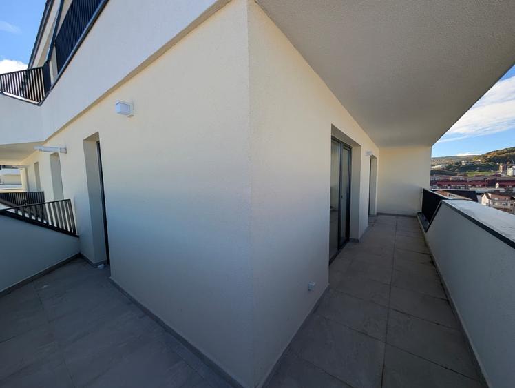 Apartament cu 3 camere semidecomandat în Florești