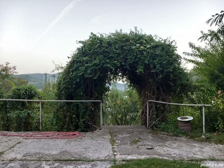 Casă cu 7 camere cu Teren 2200 Mp în Cerașu