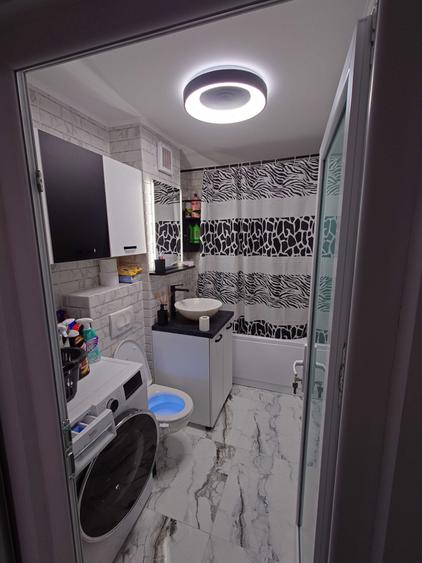 Apartament cu 3 camere semidecomandat în Exterior Vest