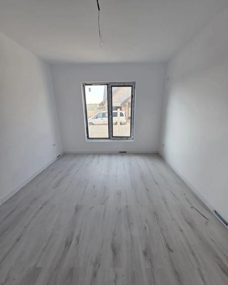 Casă cu 5 camere cu Teren 410 Mp în Domnești