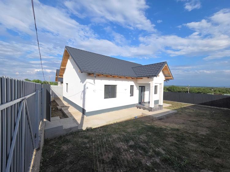 Casă cu 3 camere în Tulucești