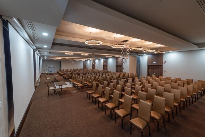 Spațiu comercial, de 320 mp, în Gruia