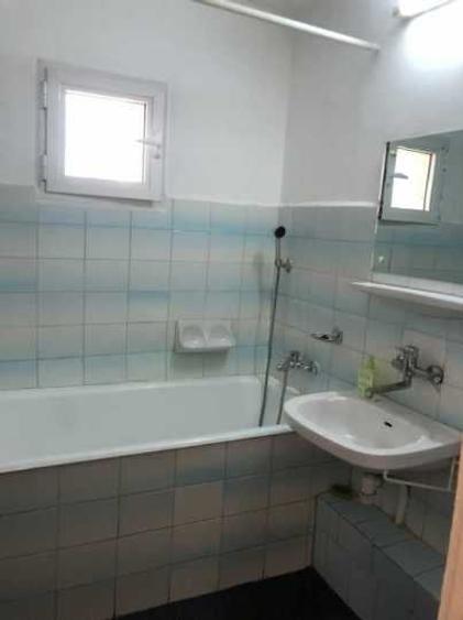 Apartament cu 3 camere semidecomandat, mobilat în P-ța Unirii