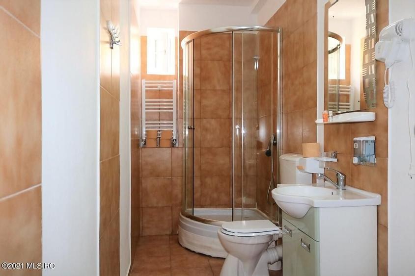 Casă individuală cu 12 camere cu Canalizare în Central