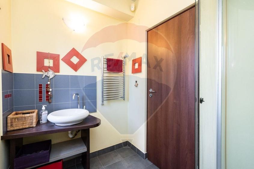 Casă individuală cu 5 camere cu Piscina în Izvorani