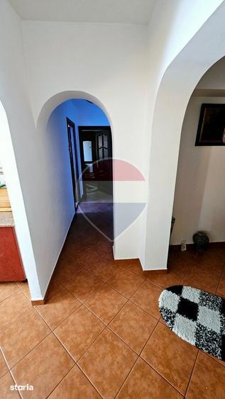 Apartament cu 3 camere, mobilat în Precista