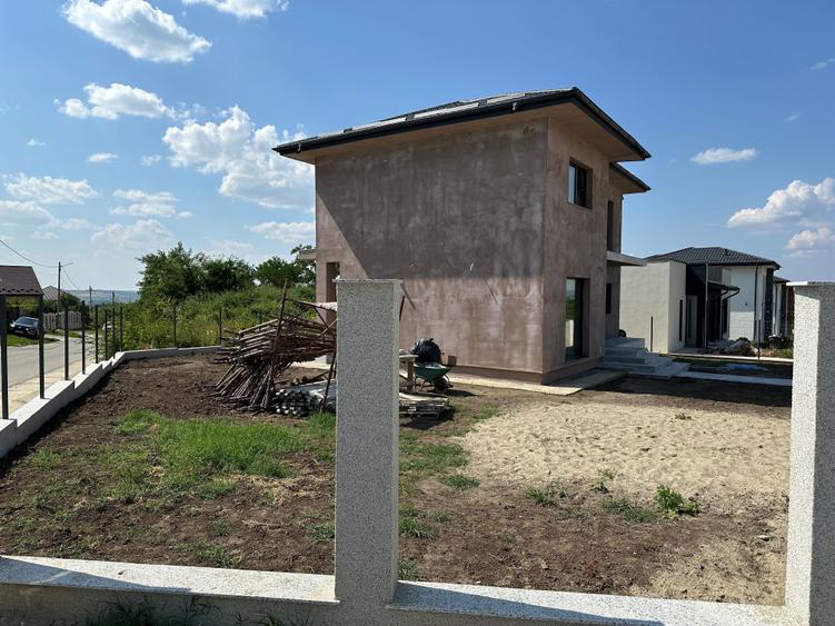 Casă cu 4 camere cu Teren 505 Mp în Granit