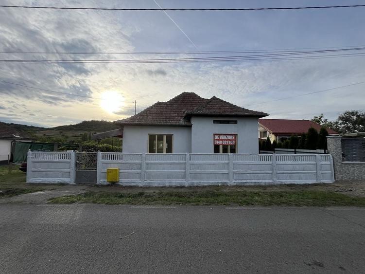 Casă cu 3 camere decomandat în Bogata