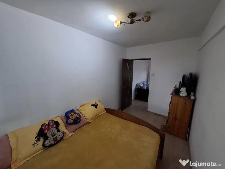 Apartament cu 3 camere semidecomandat în Brătianu