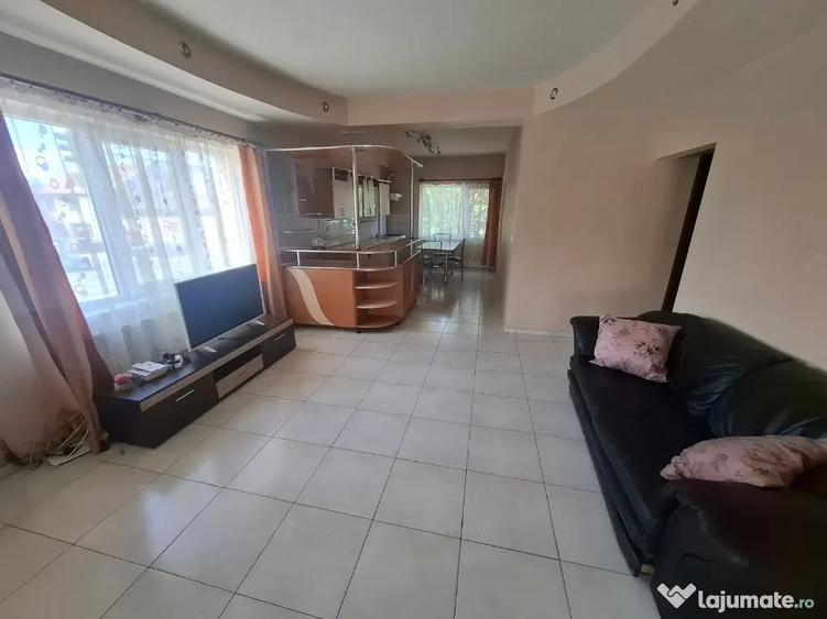 Apartament cu 3 camere semidecomandat în Vest