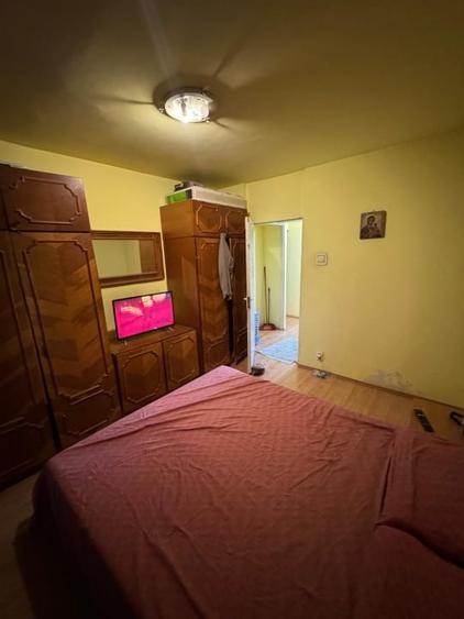 Apartament cu 3 camere decomandat, mobilat în Craiovița Nouă