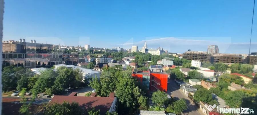 Apartament cu 3 camere semidecomandat în Central