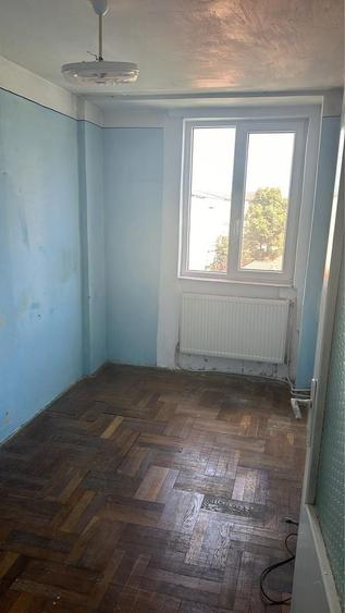 Apartament cu 3 camere decomandat în Roman