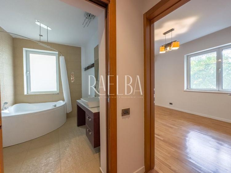 Apartament cu 3 camere semidecomandat în Primăverii