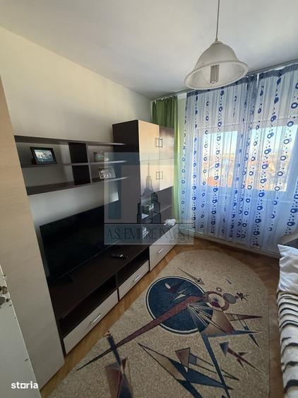 Apartament cu 3 camere decomandat în Florilor