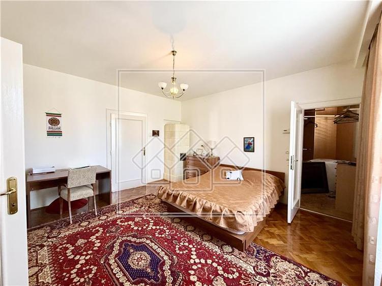 Apartament cu 4 camere decomandat în Central