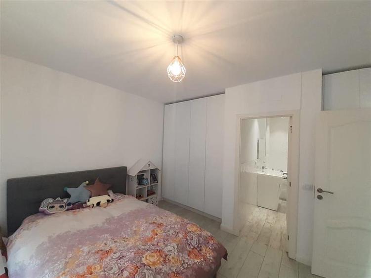 Casă cu 5 camere cu Teren 400 Mp în Lețcani