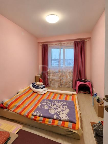 Apartament cu 4 camere semidecomandat, mobilat în Sebastian