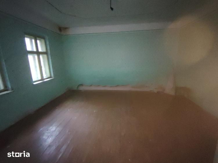 Casă cu 6 camere cu Teren 4800 Mp în Bârzava