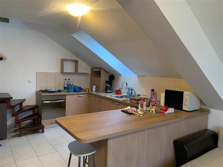 Apartament cu 3 camere semidecomandat, mobilat în Bună Ziua
