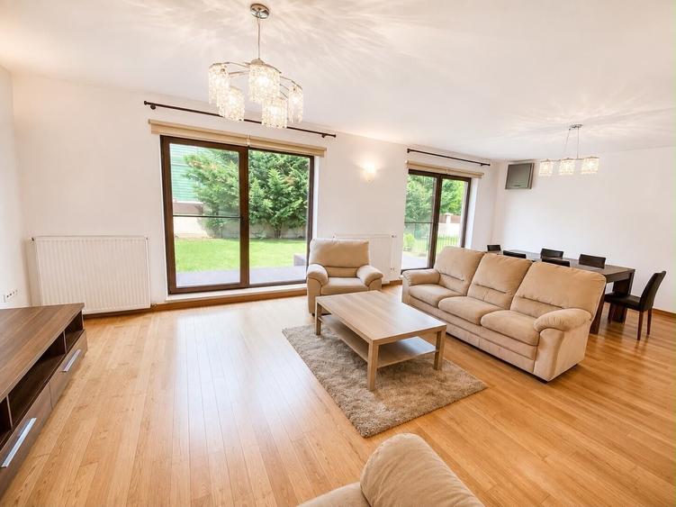 Duplex cu 6 camere cu Piscina în Iancu Nicolae