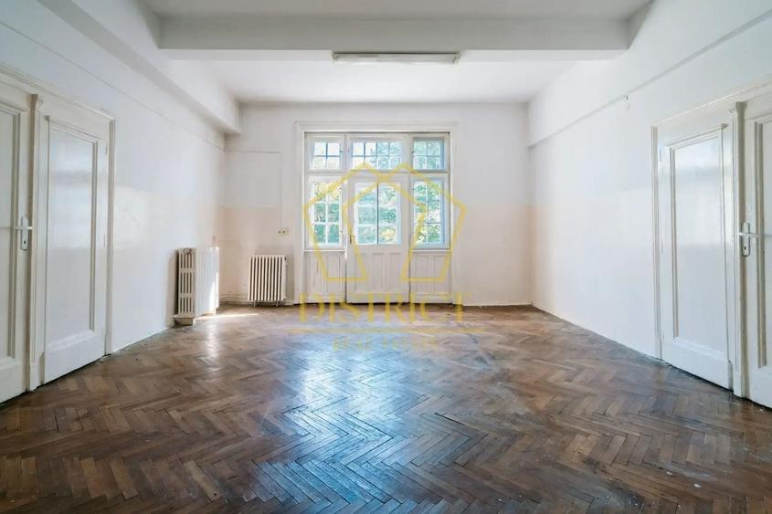 Casă individuală cu 30 camere cu Canalizare în Central