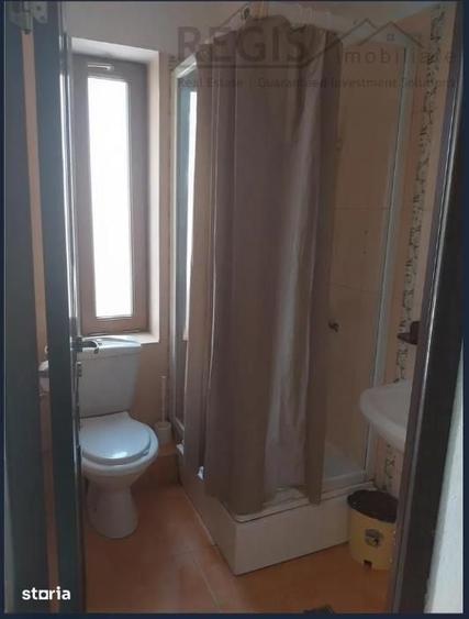 Casă cu 9 camere cu Teren 500 Mp în Central