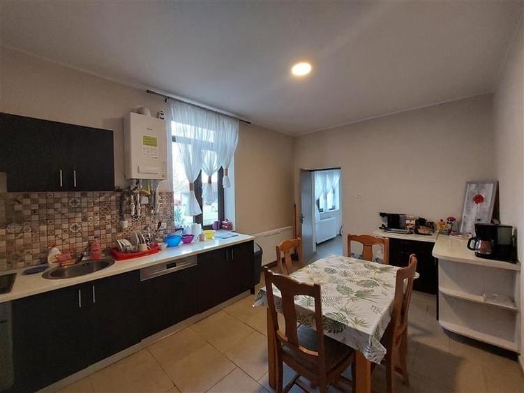 Casă individuală cu 7 camere cu Canalizare în Central