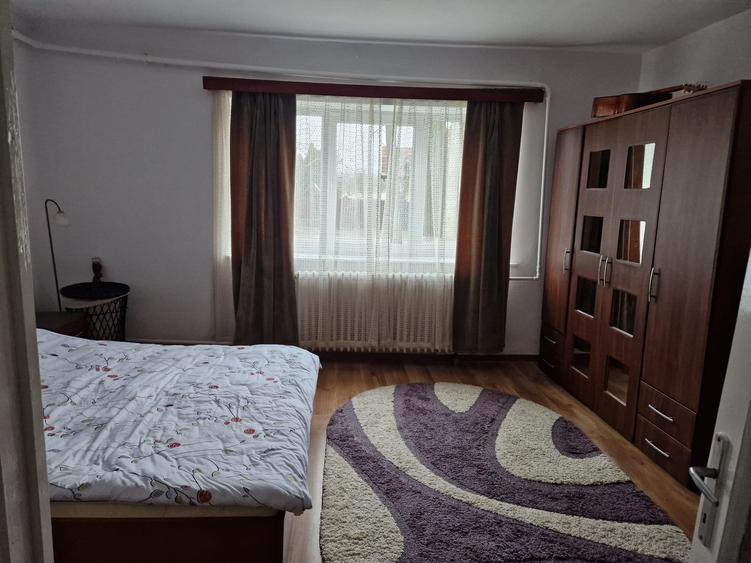 Casă individuală cu 5 camere cu Canalizare în Ernei
