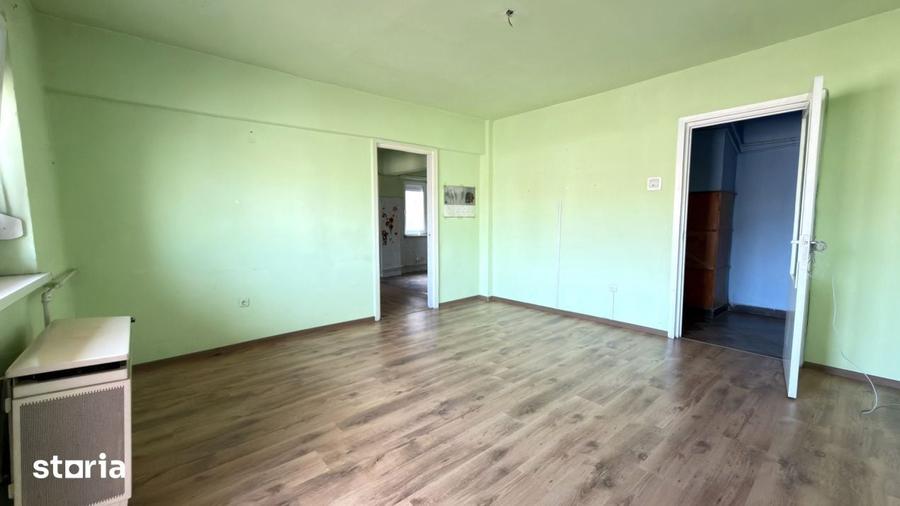 Apartament cu 4 camere semidecomandat în Central