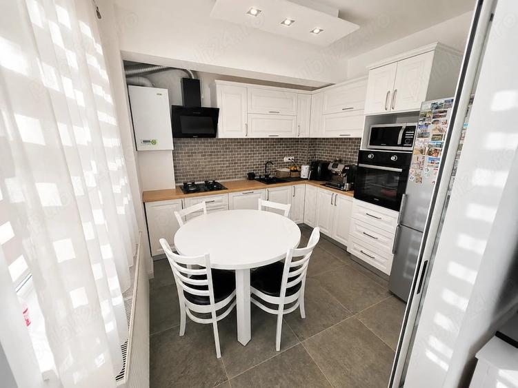 Apartament cu 3 camere decomandat în Turnișor
