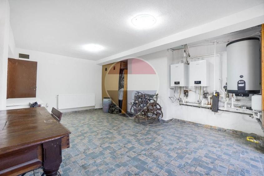 Casă individuală cu 10 camere cu Teren 352 Mp în Castelul Peleș