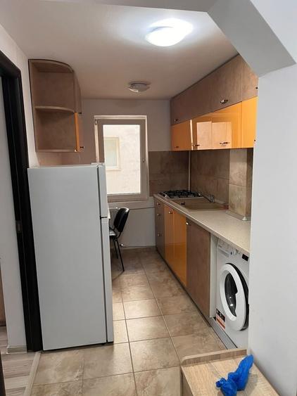 Apartament cu 2 camere semidecomandat, mobilat în P-ța Victoriei