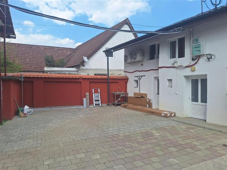Casă individuală cu 6 camere cu Canalizare în Exterior Est