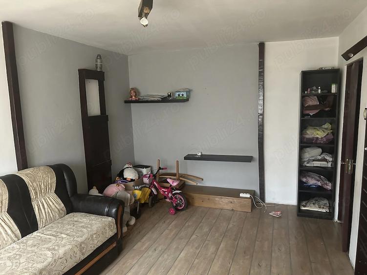 Apartament cu 3 camere decomandat, mobilat în Craiovița Nouă