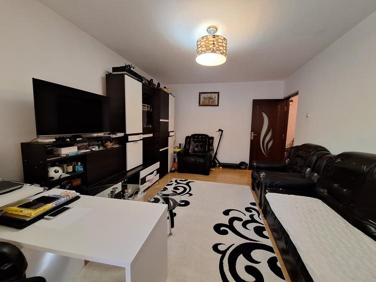 Apartament cu 3 camere decomandat, mobilat în Baba-Dochia