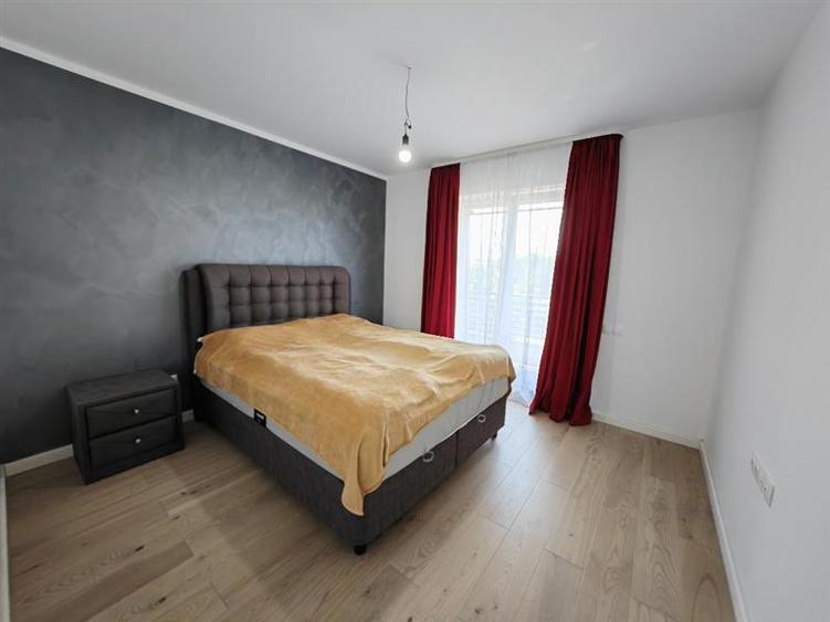 Apartament cu 3 camere decomandat, mobilat în Tractorul
