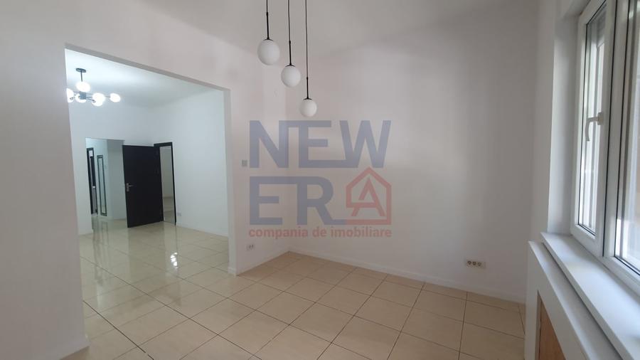 Apartament cu 4 camere decomandat în Romană