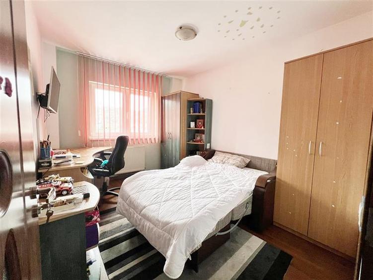 Apartament cu 4 camere decomandat, mobilat în Răcădău