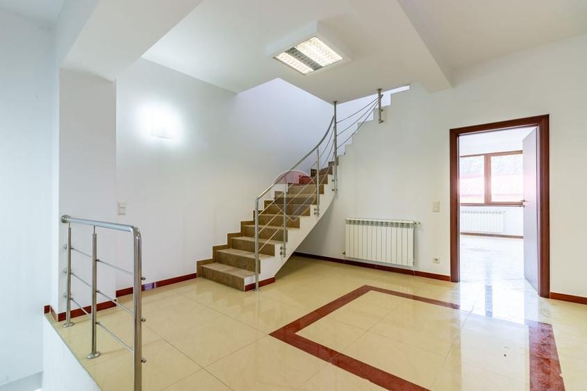 Casă individuală cu 6 camere cu Teren 235 Mp în Ferentari