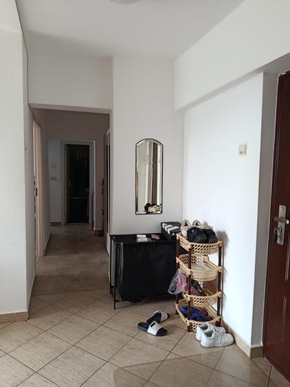 Apartament cu 3 camere semidecomandat în Titulescu