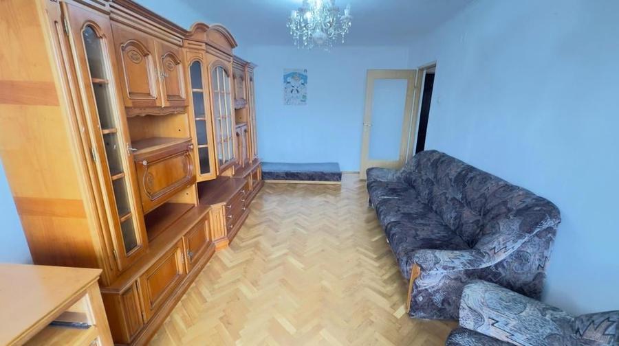 Apartament cu 3 camere decomandat în Județean