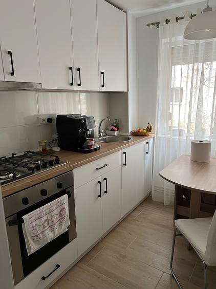 Apartament cu 3 camere semidecomandat în Micro 3