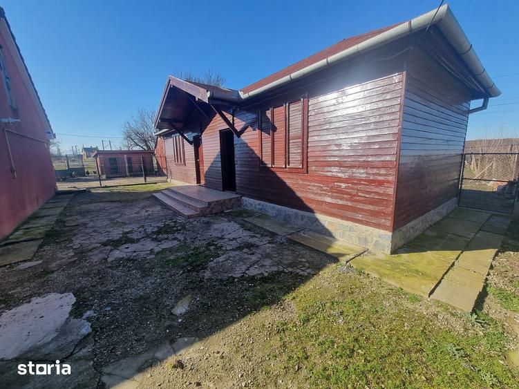 Casă cu 4 camere cu Teren 1202 Mp în Băcia