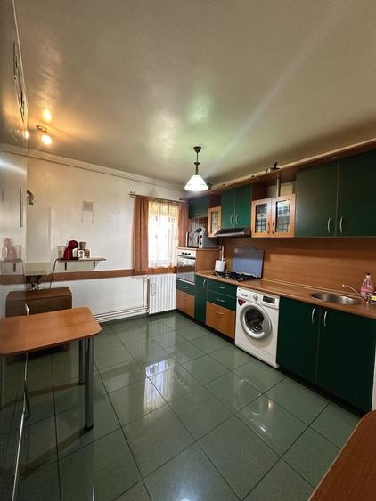 Apartament cu 4 camere decomandat în Km 4