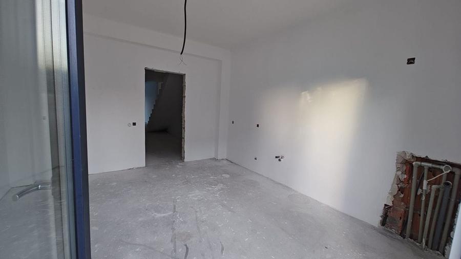 Duplex cu 4 camere cu Canalizare în Ostratu